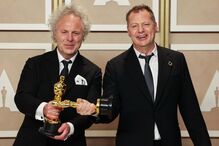  Charlie Mackesy e Matthew Freud recebem óscar pelo melhor curta-metragem de animação com The Boy, the Mole, the Fox and the Horse