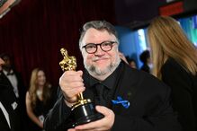 Guillermo del Toro recebe óscar pelo melhor filme de animação, Pinóquio