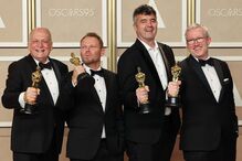 Joe Letteri, Richard Baneham, Eric Saindon and Daniel Barrett recebem o óscar pelos melhores efeitos visuais com o filme Avatar: The Way of Water