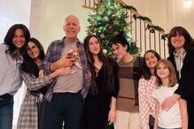 O ator com a mulher, a ex-mulher, Demi Moore, e as cinco filhas