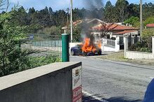 Carro de alta gama completamente destruído pelas chamas em Viana do Castelo