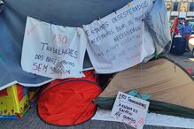 Trabalhadores dos bares dos comboios da CP estão em vigília no Porto pela defesa dos postos de trabalho 