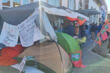 Trabalhadores dos bares dos comboios da CP estão em vigília no Porto pela defesa dos postos de trabalho 