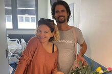 Leonor Seixas e Miguel Oliveira à saída da maternidade com a pequena Júlia