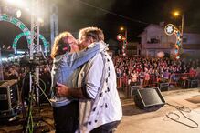 O cantor e a mulher num momento amoroso, em palco
