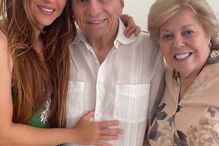 A cantora e os pais, William e Nidia