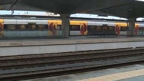 Circulação de comboios na Linha do Norte cortada após atropelamento mortal na estação de Alverca