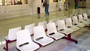 Hospitais de Lisboa com panfletos sobre a Igreja nas cadeiras da sala de espera