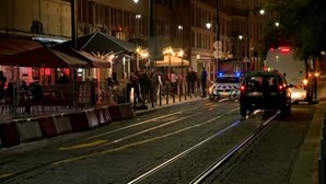 Homem esfaqueia outro à saída do comboio e barrica-se em restaurante no Largo de Santos em Lisboa