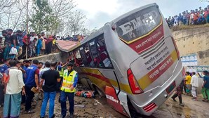 Autocarro em excesso de velocidade cai a vala e mata pelo menos 19 pessoas no Bangladesh