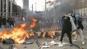 Macron enfrenta a fúria das ruas de França