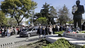 Centenas de pessoas aplaudem cortejo fúnebre de Rui Nabeiro à entrada de Campo Maior
