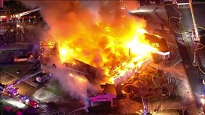 Imagens impressionantes mostram incêndio a consumir igreja em New Jersey