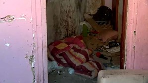 "Os meus filhos tomavam banho": Mãe das crianças que viviam em casa sem condições explica situação