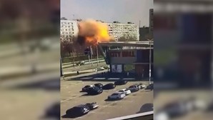 Câmaras de videovigilância captam momento em que míssil atinge prédio em Zaporijia