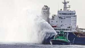 Condições marítimas adiam entrada de navio incendiado no porto de Leixões 