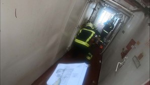 Marinha divulgou imagens da arriscada entrada de militares no navio que ardeu na Foz do Douro