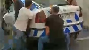 Populares arrastam carro da PSP em Lisboa