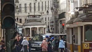 Choque entre elétrico, quatro carros e um tuk-tuk faz três feridos em Lisboa