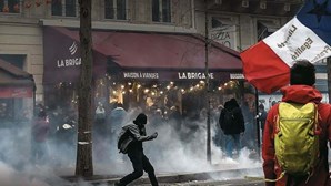 Macron inflexível após noite de violentos protestos em França