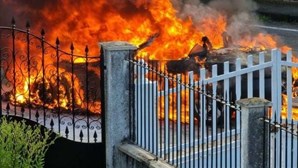 Carro de gama alta completamente destruído pelas chamas em Viana do Castelo