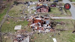 Imagens de drone mostram rasto de destruição no Mississípi após passagem de tornado