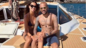 Mulher de Dani Alves vai à prisão falar de dinheiro com o jogador após pedir o divórcio