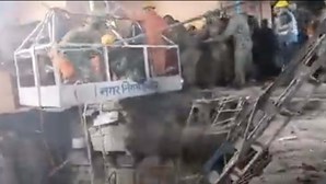 35 mortos em queda de telhado de um templo na Índia 