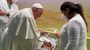 Papa Francisco batiza criança no hospital em que está internado