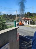 Carro de alta gama completamente destruído pelas chamas em Viana do Castelo