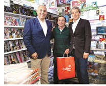 Carlos Rodrigues (diretor-geral editorial CM/CMTV) e João Ferreira (diretor adjunto) com António Guerreiro, proprietário da papelaria Galeria em Vila Real de Santo António