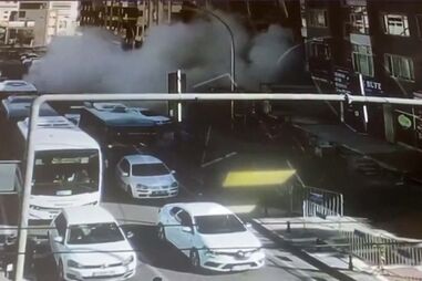 Imagens de videovigilância mostram prédio danificado pelo sismo que abalou a Turquia a desabar