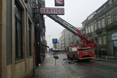 Rua da Constituição no Porto condicionada após queda de chapa na via.