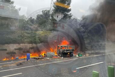 Carrinha a arder na A1