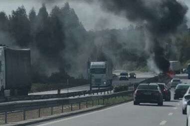 Carro arde na A4 em Penafiel
