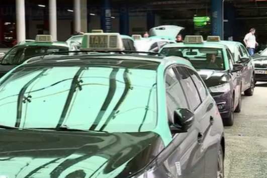 Taxistas juntam-se em protesto à frente do Aeroporto de Lisboa