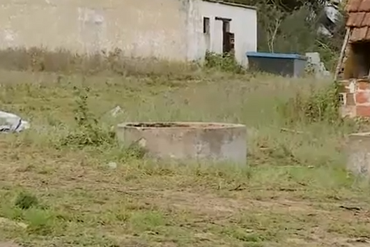 Cadáver com as mãos e pés atados encontrado dentro de poço na Moita