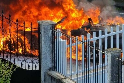 Carro de alta gama completamente destruído pelas chamas em Viana do Castelo