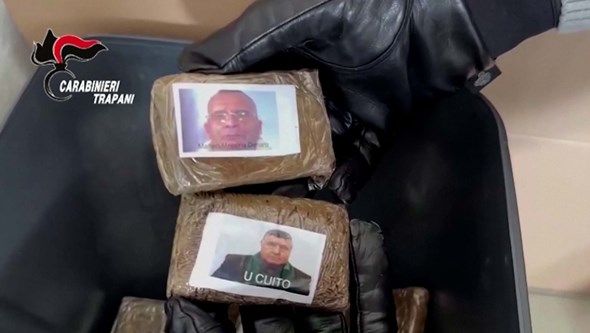 Polícia italiana apreende embalagens de droga decoradas com rostos de chefes da máfia 