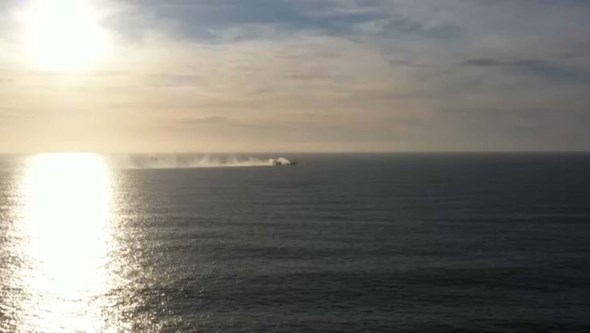 Imagens de drone mostram navio a arder ao largo das praias da Foz no Porto