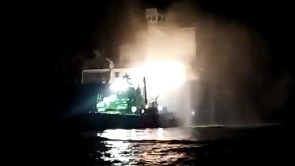 Incêndio em navio na Foz do Douro continua ativo 