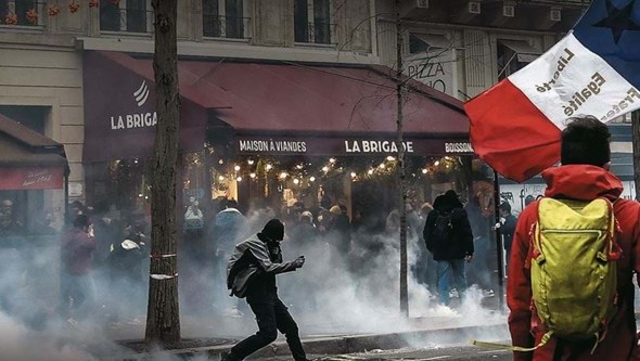 Macron inflexível após noite de violentos protestos em França