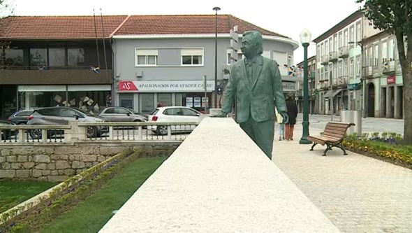 Estátua de António Guterres gera polémica entre a população 