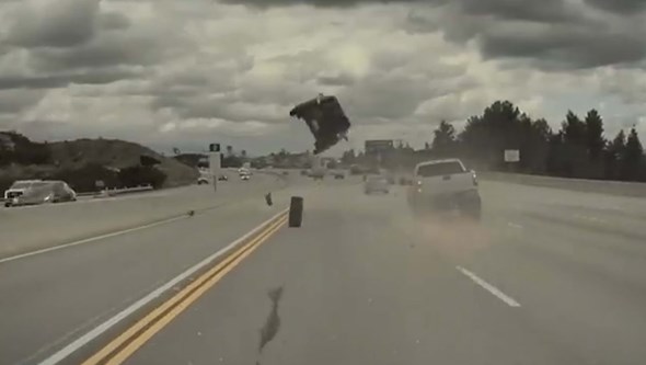 Imagens impressionantes mostram carro a capotar após ser atingido por pneu em autoestrada dos EUA