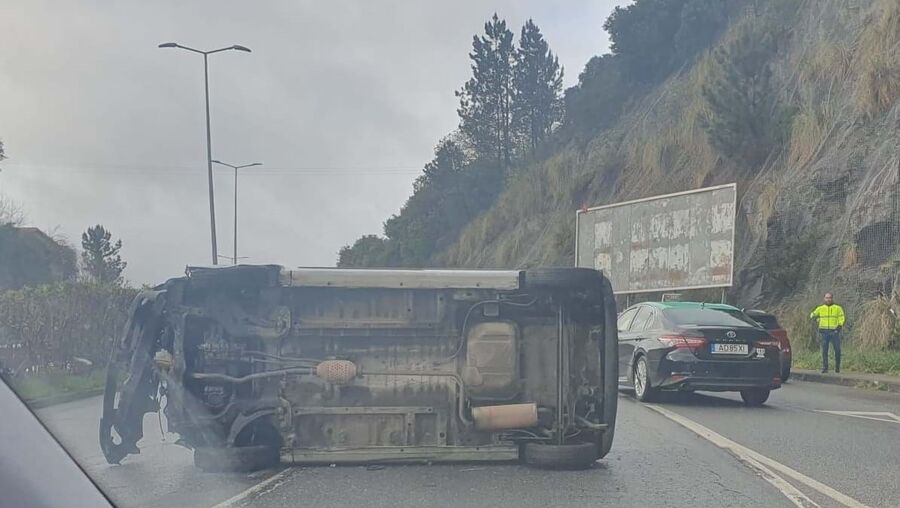Carro capota na via rápida em Braga e deixa condutor ferido