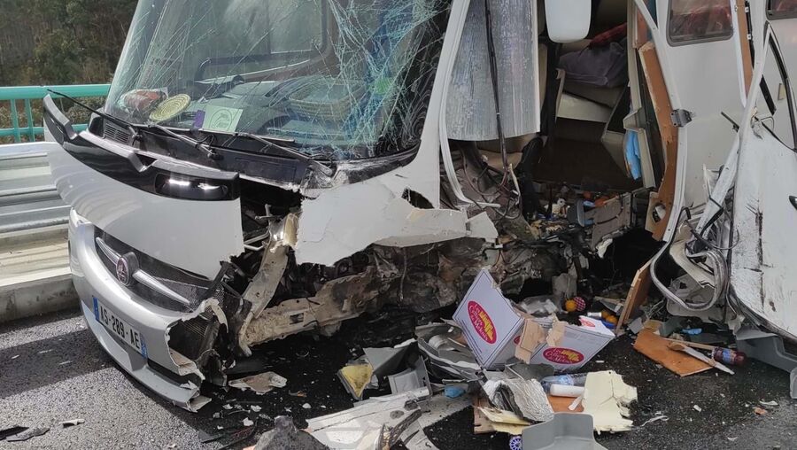 Autocaravana destruída e cinco feridos após acidente em Oliveira de Azeméis