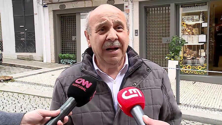 “Dá-me a chave da montra senão eu mato-te já aqui”: Ladrão com faca leva 50 mil euros em peças numa ourivesaria do Porto