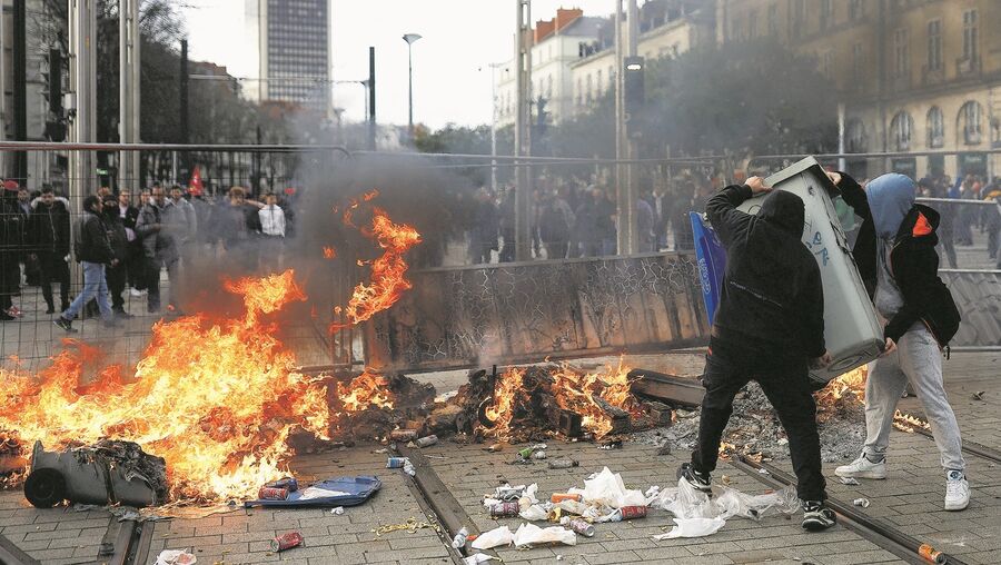 Paris viveu mais uma noite de protestos contra Macron, que impôs o aumento da idade da reforma sem aprovação parlamentar 