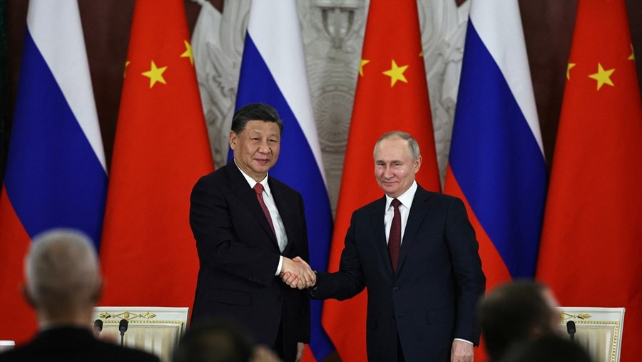 Putin manifestou o apoio da Rússia ao plano de paz de Xi Jinping, mas lamentou “falta de disposição” do Ocidente para negociar