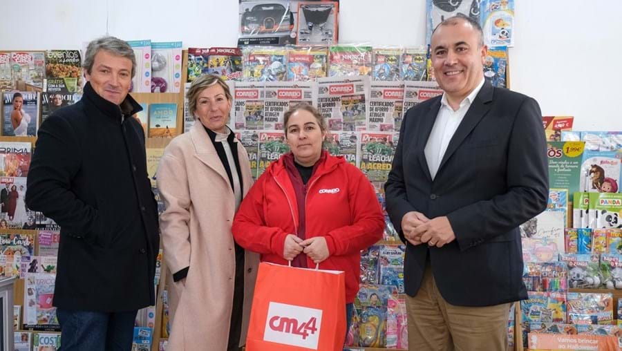 Carlos Rodrigues, João Ferreira e Isabel Rodrigues num dos pontos de venda do CM
